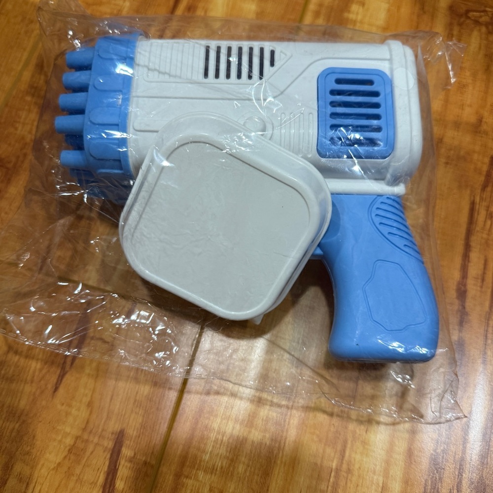 Blue bubble gun with no battery